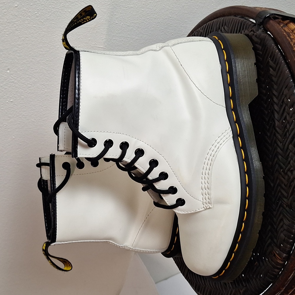 Dr. Martens White Boots Doc's 8 Eye Smooth Womens Boots Sz 8 Eur 39